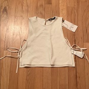 White no sleeve tank top